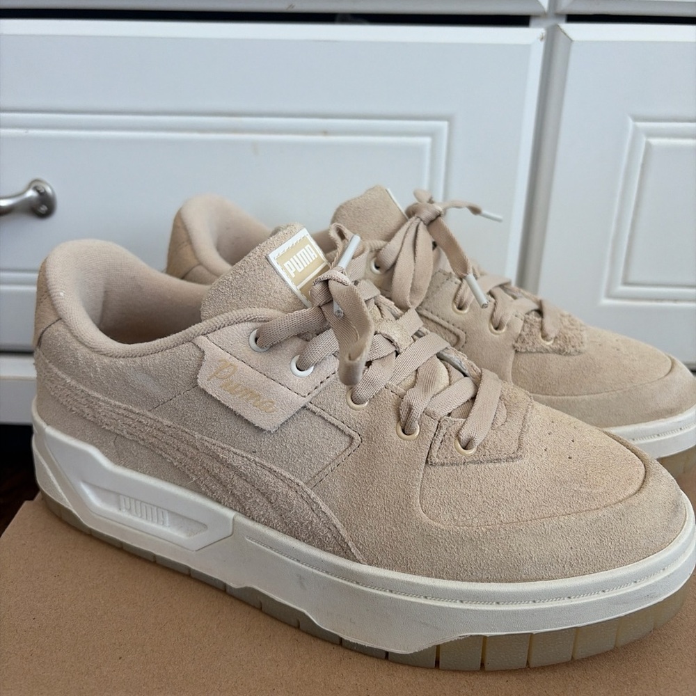 Puma women’s neutral/ pink Sneakers